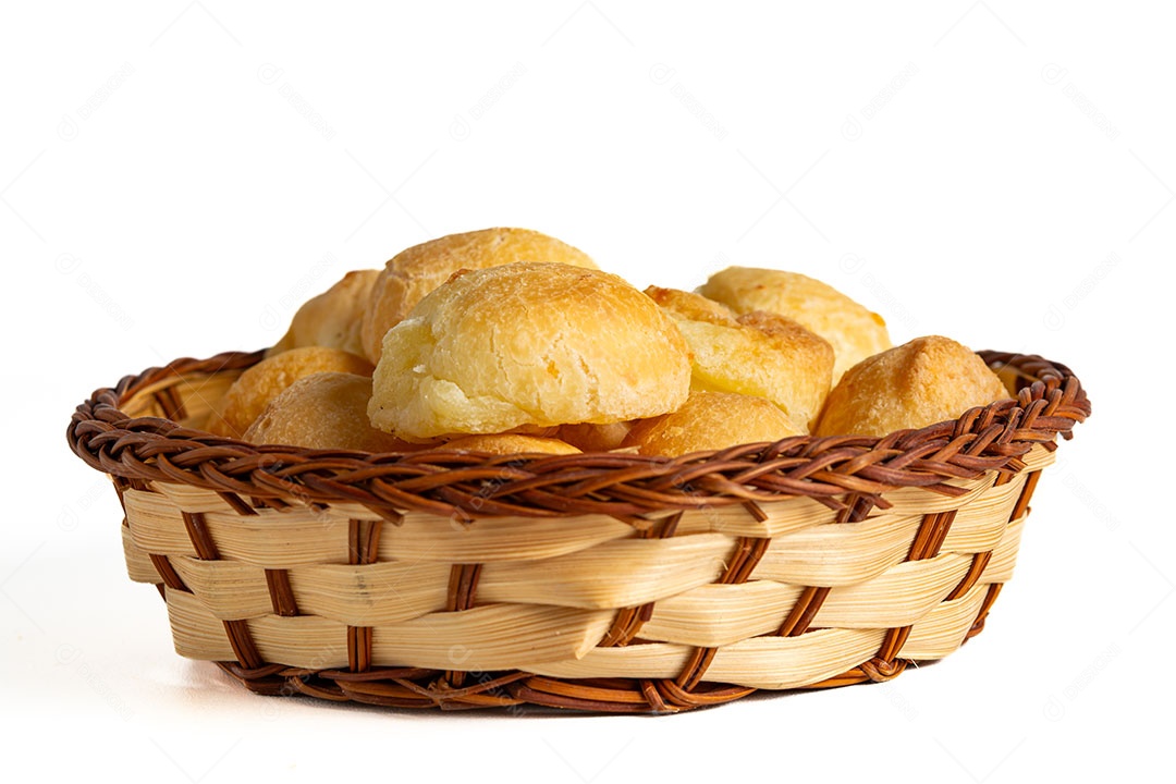 Pães de queijo em um recipiente sobre fundo isolado branco.