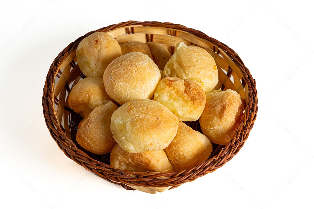 Pães de queijo em um recipiente sobre fundo isolado branco.