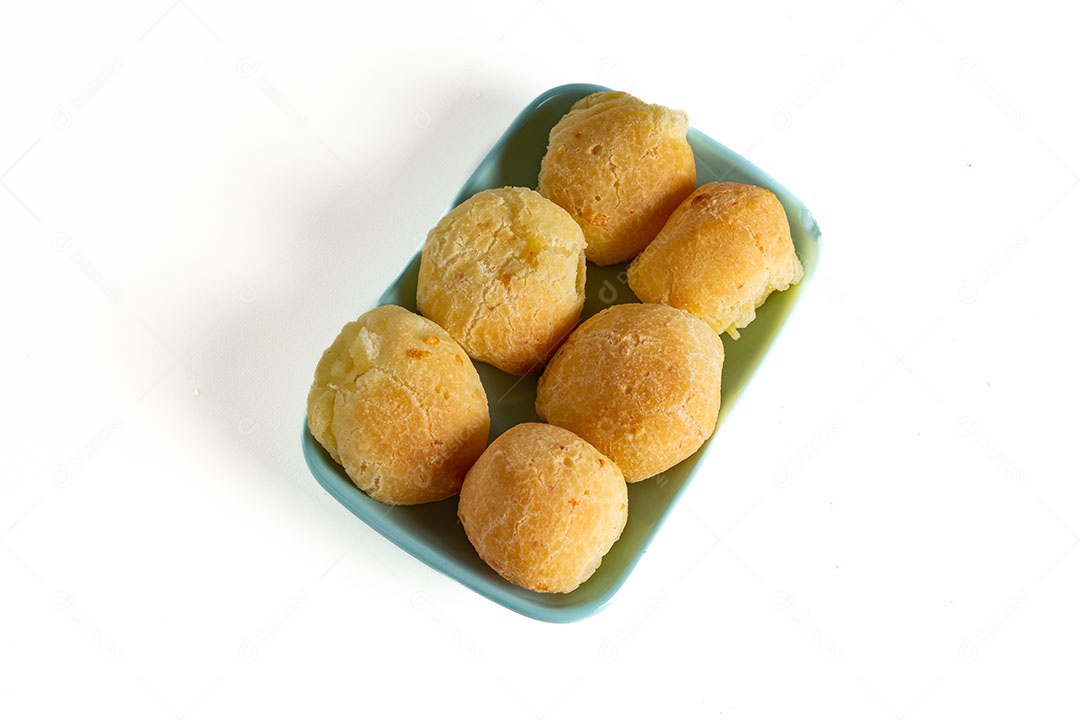 Pães de queijo em um recipiente sobre fundo isolado branco.