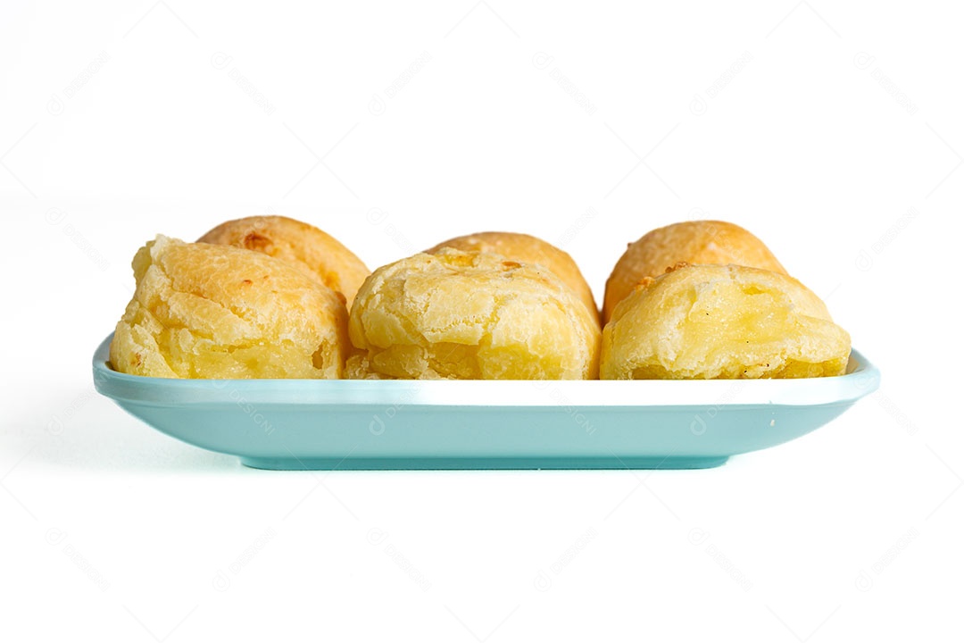 Pães de queijo em um recipiente sobre fundo isolado branco.