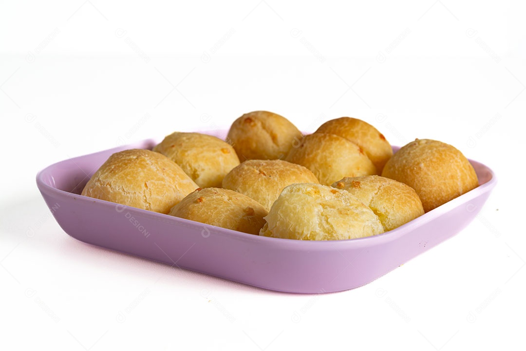 Pães de queijo em um recipiente sobre fundo isolado branco.