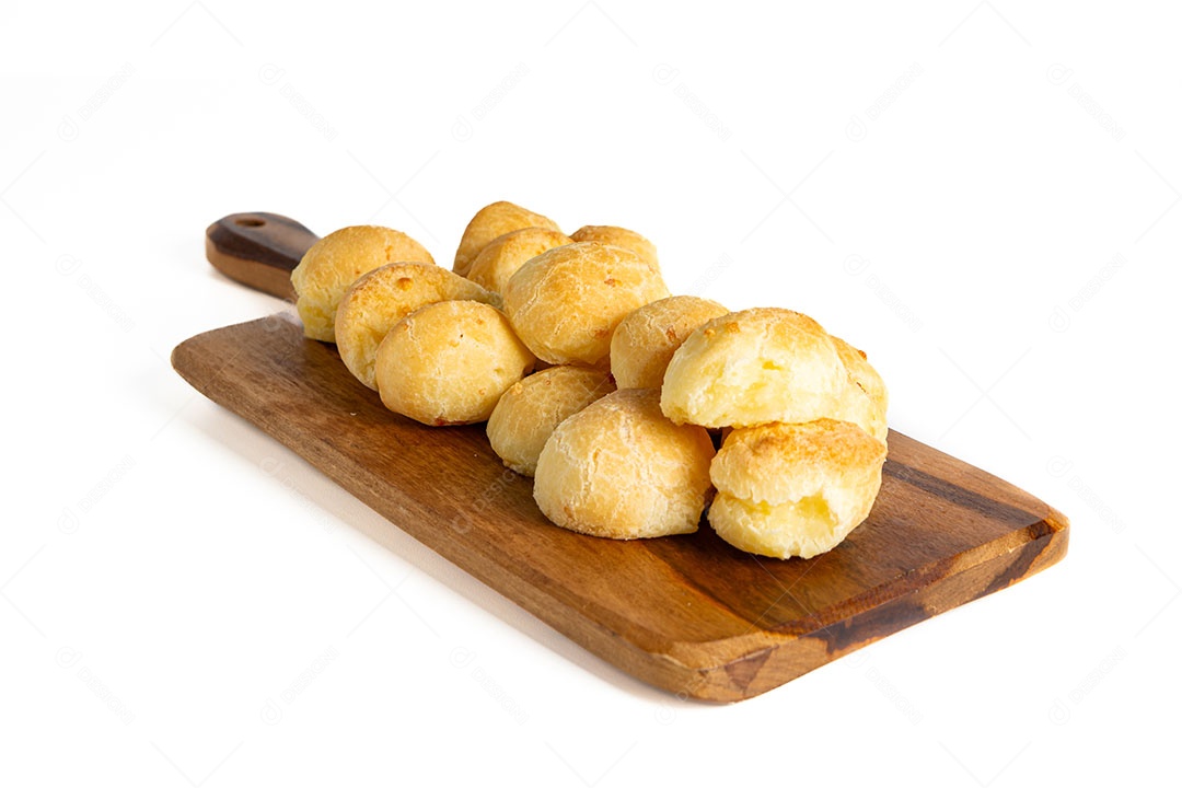 Pães de queijo em uma tábua de madeira sobre fundo isolado branco.