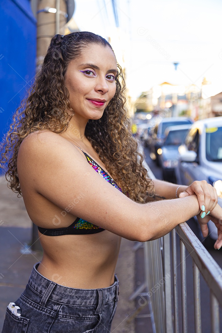 Linda mulher fantasiada para o carnaval