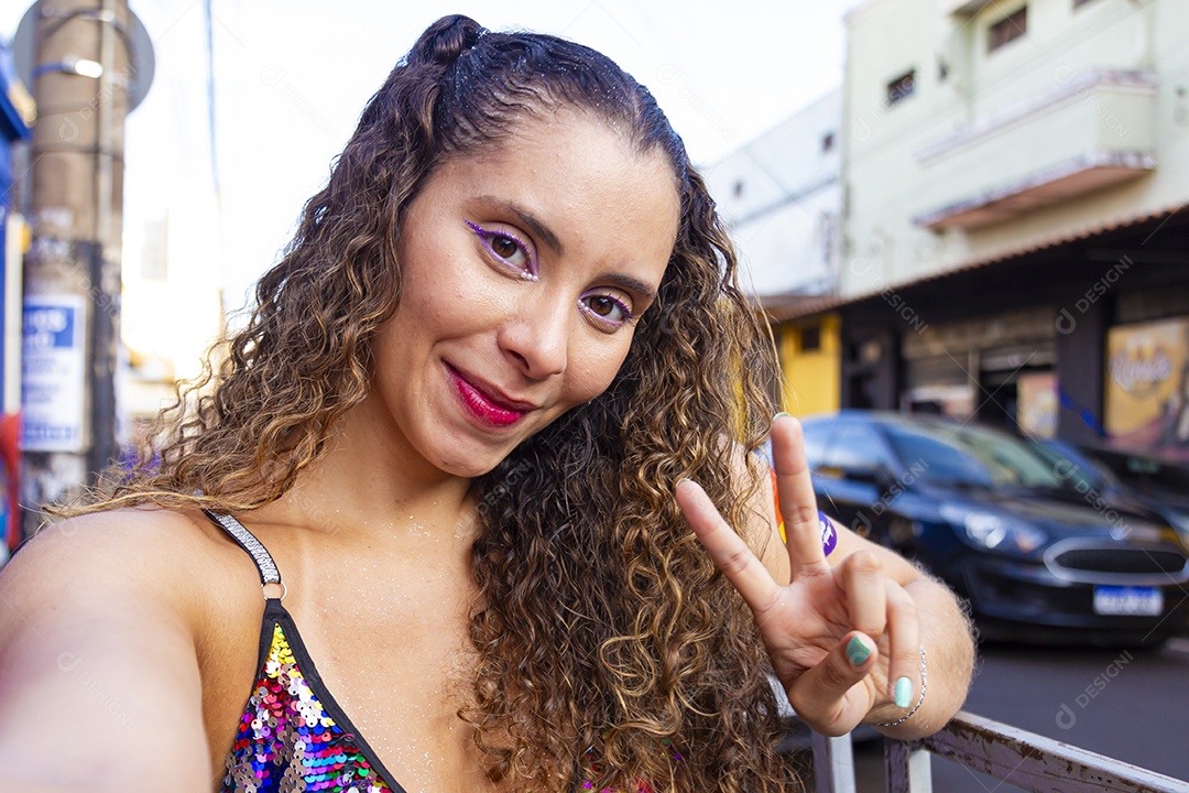 Linda mulher fantasiada para o carnaval