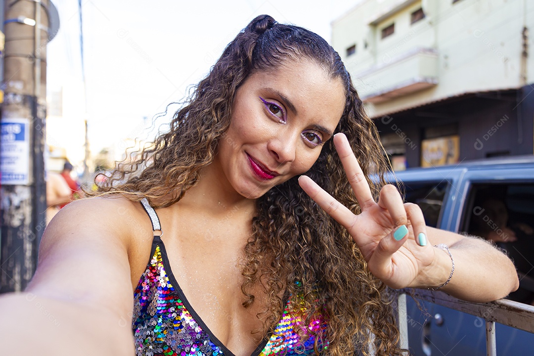 Linda mulher fantasiada para o carnaval
