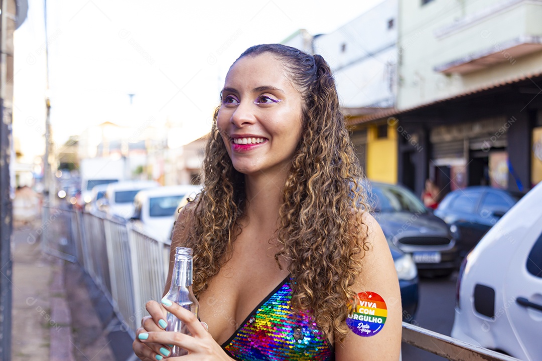 Linda mulher fantasiada para o carnaval