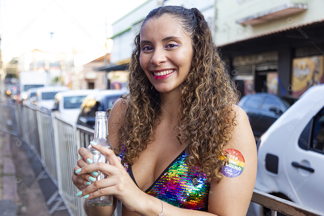 Linda mulher fantasiada para o carnaval