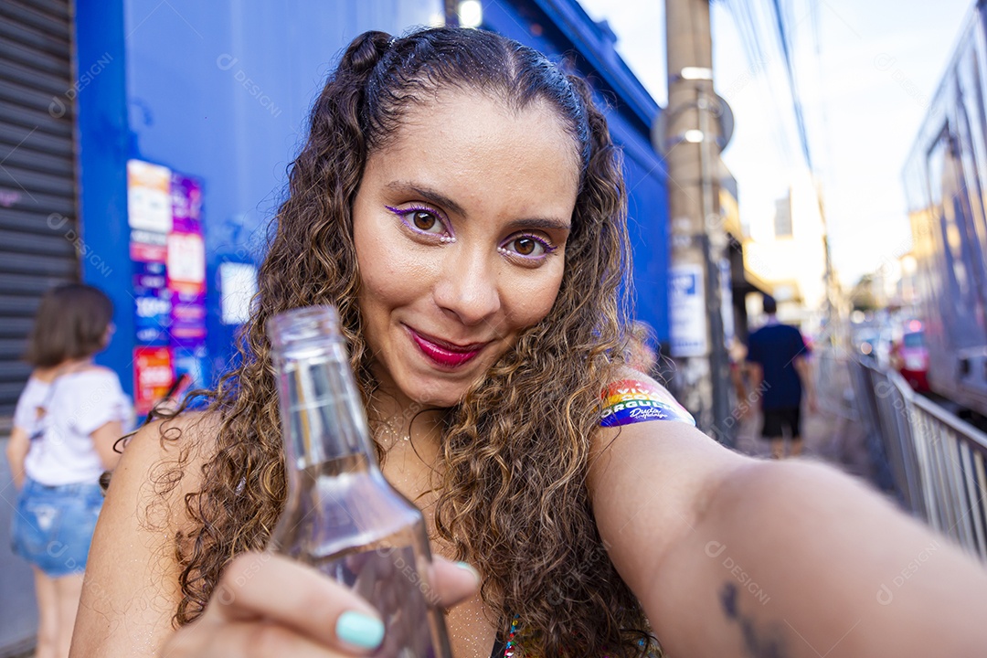 Linda mulher fantasiada para o carnaval