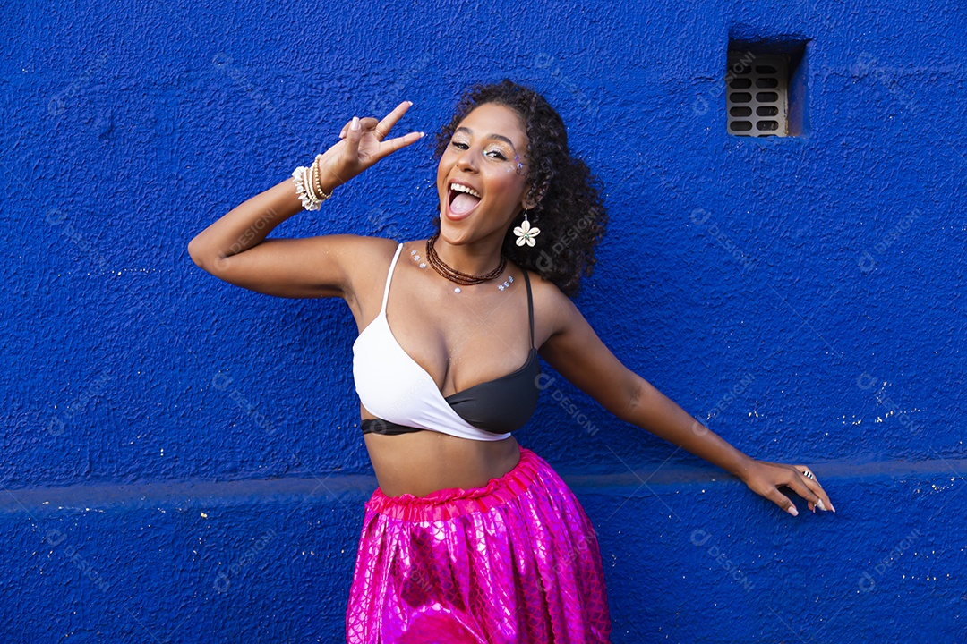 Linda mulher fantasiada para o carnaval