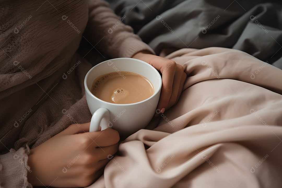 Uma pessoa sentada ganhando café na cama