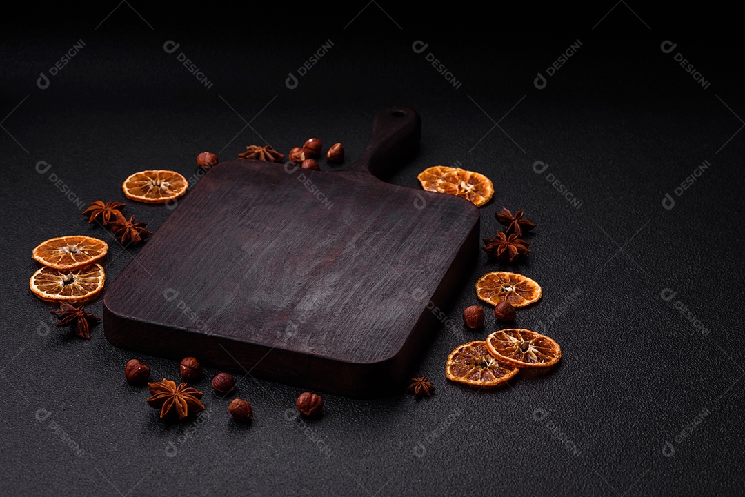 Tábua de madeira vazia para preparar ingredientes para preparar um prato delicioso. Utensílios de cozinha