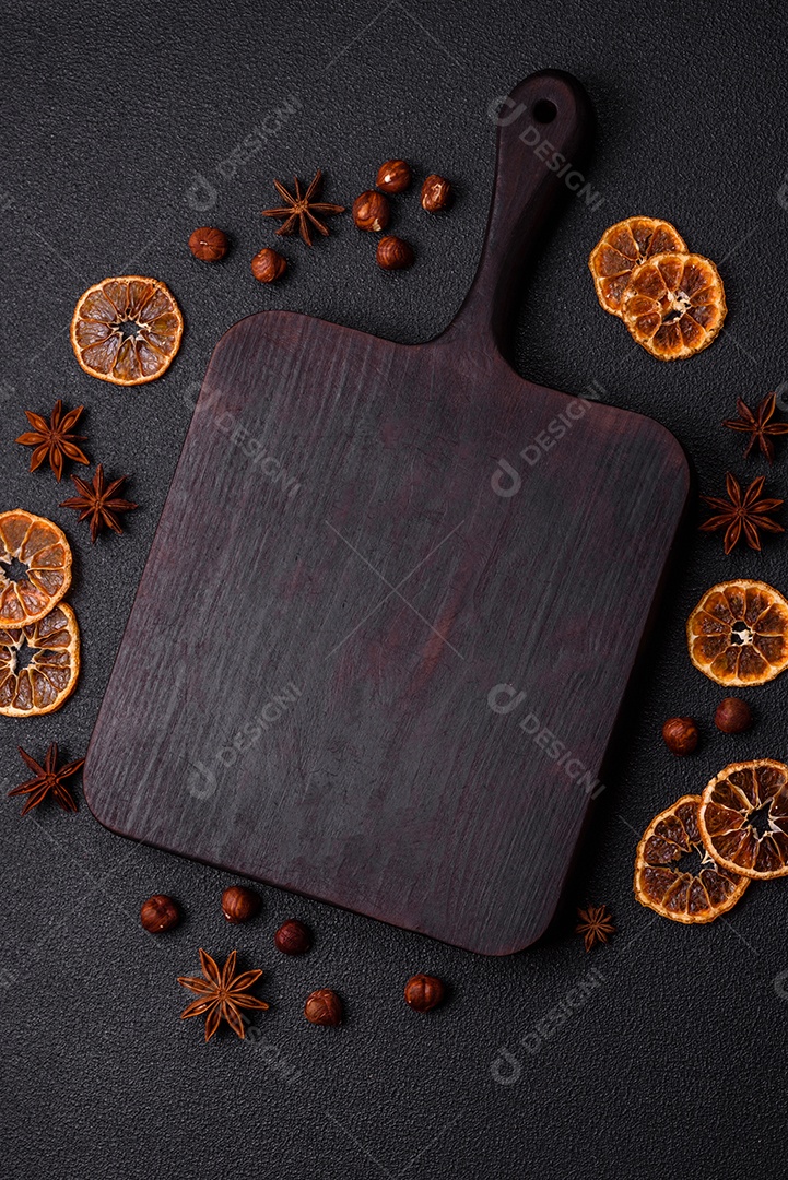 Tábua de madeira vazia para preparar ingredientes para preparar um prato delicioso. Utensílios de cozinha