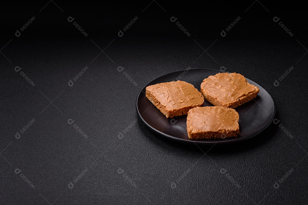 Delicioso sanduíche saudável com pão torrado e manteiga de amendoim em um fundo de concreto texturizado