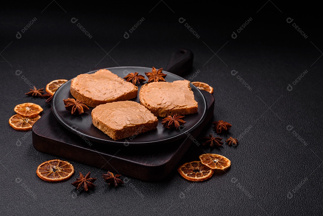 Delicioso sanduíche saudável com pão torrado e manteiga de amendoim em um fundo de concreto texturizado