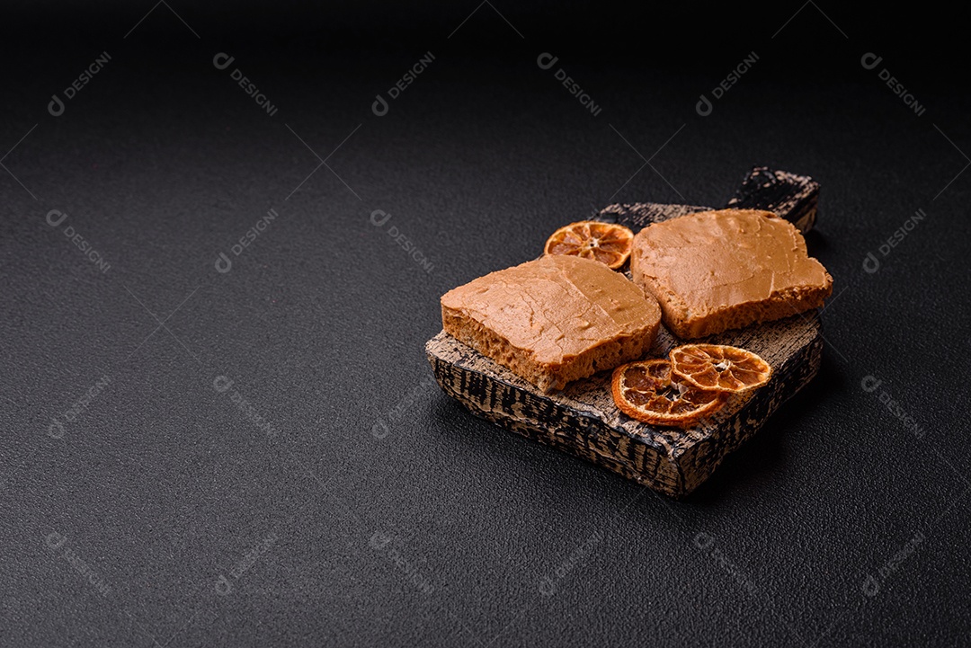 Delicioso sanduíche saudável com pão torrado e manteiga de amendoim em um fundo de concreto texturizado