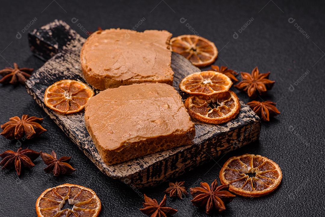 Delicioso sanduíche saudável com pão torrado e manteiga de amendoim em um fundo de concreto texturizado