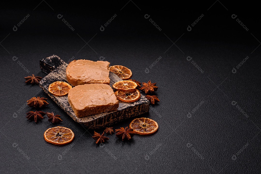 Delicioso sanduíche saudável com pão torrado e manteiga de amendoim em um fundo de concreto texturizado