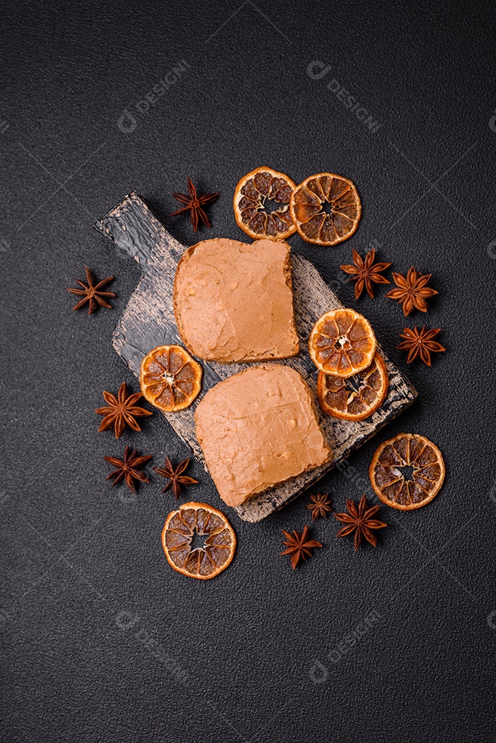 Delicioso sanduíche saudável com pão torrado e manteiga de amendoim em um fundo de concreto texturizado