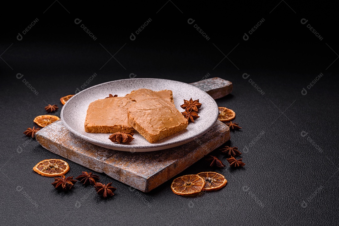 Delicioso sanduíche saudável com pão torrado e manteiga de amendoim em um fundo de concreto texturizado