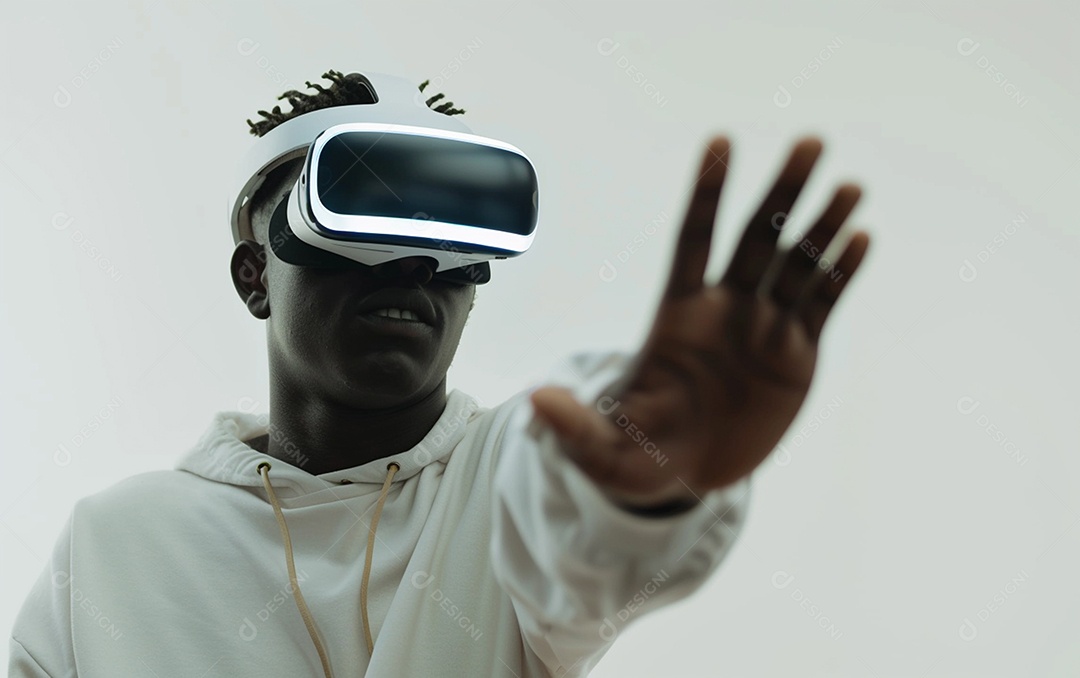 Homem americano com óculos VR jogando videogame com fundo sólido