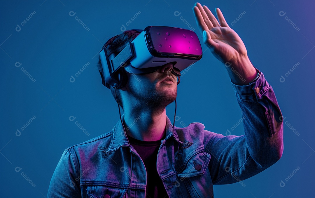 Homem americano com óculos VR jogando videogame com fundo sólido