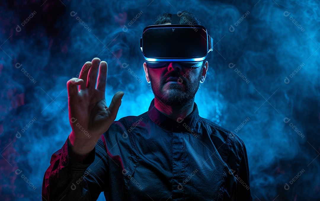 Homem americano com óculos VR jogando videogame com fundo sólido