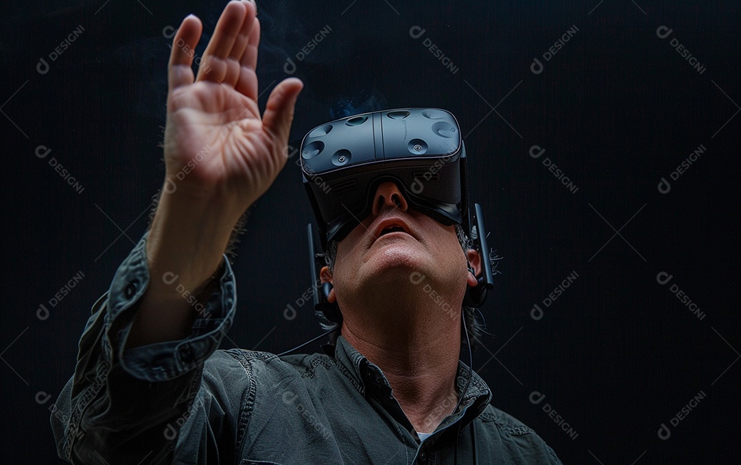 Homem americano com óculos VR jogando videogame com fundo sólido