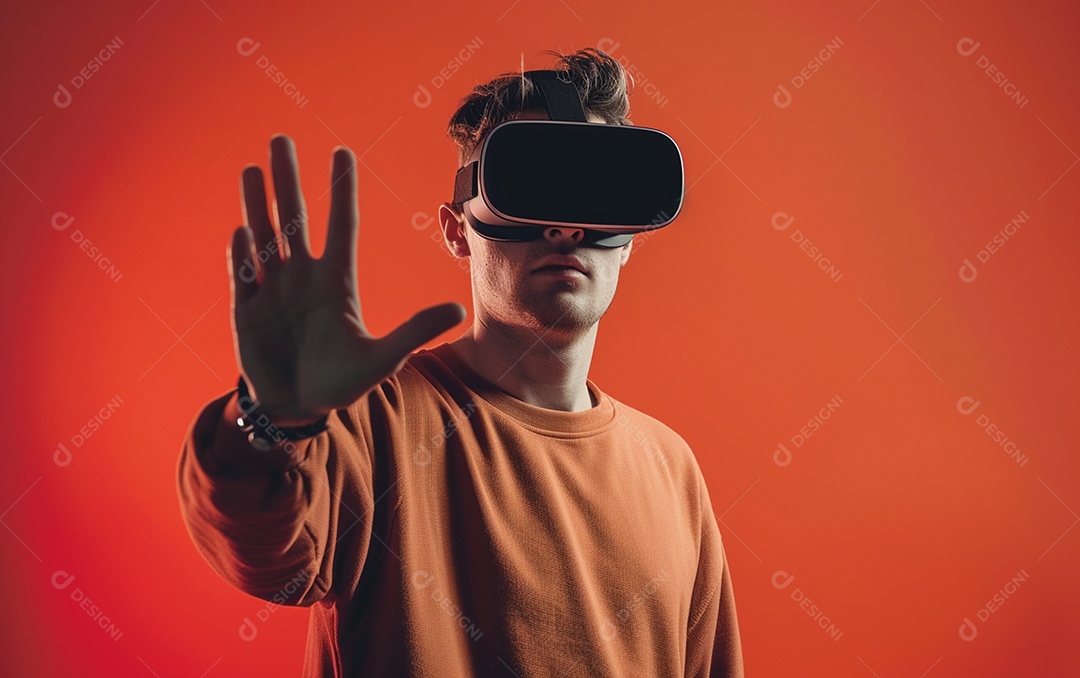 Homem americano com óculos VR jogando videogame com fundo sólido