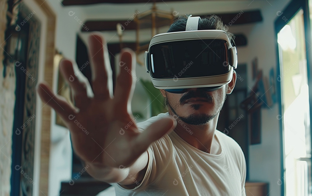 Homem americano com óculos VR jogando videogame com fundo sólido