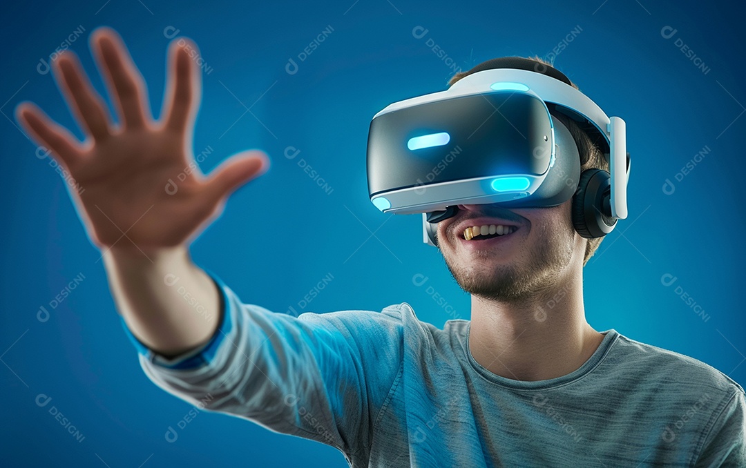 Homem americano com óculos VR jogando videogame com fundo sólido