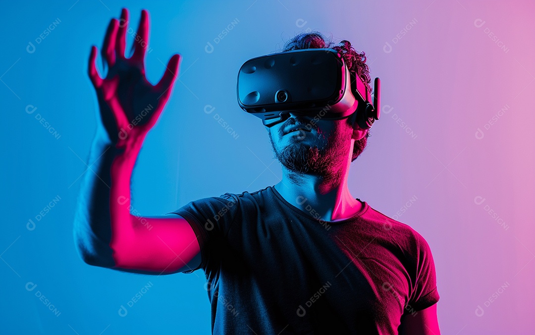 Homem americano com óculos VR jogando videogame com fundo sólido