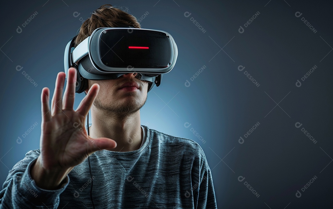 Homem americano com óculos VR jogando videogame com fundo sólido