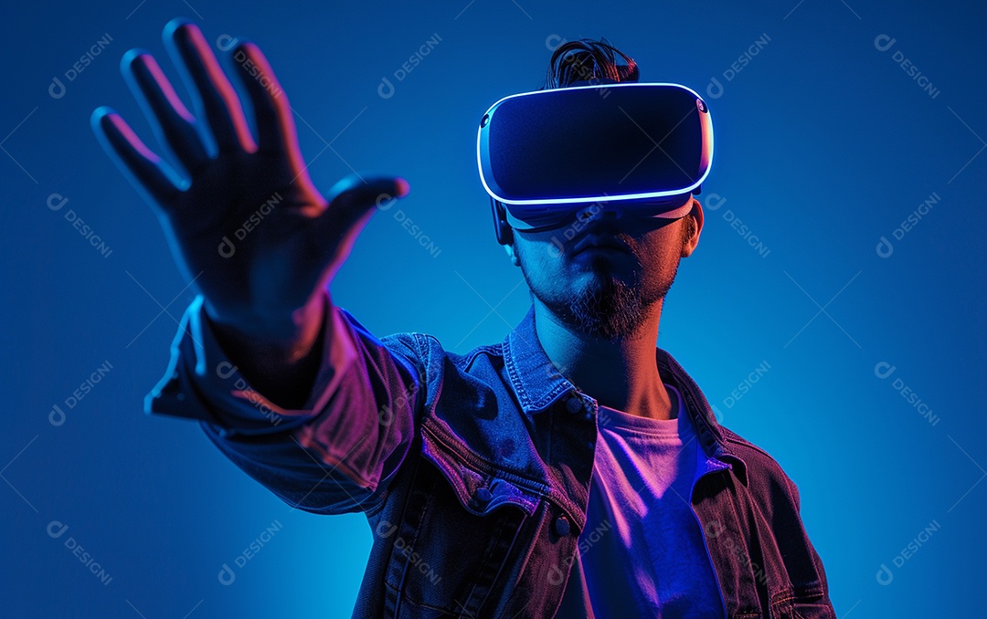 Homem americano com óculos VR jogando videogame com fundo sólido