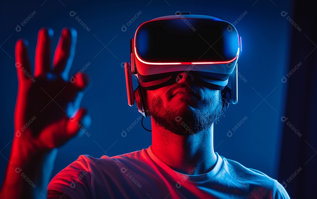 Homem americano com óculos VR jogando videogame com fundo sólido