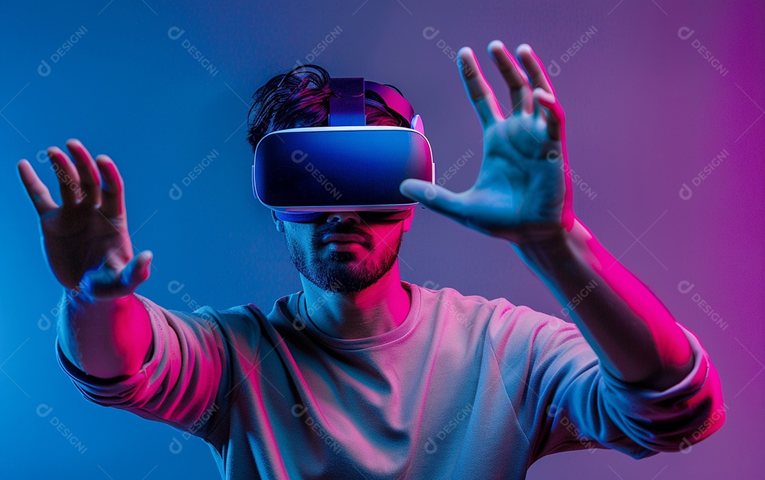 Homem americano com óculos VR jogando videogame com fundo sólido