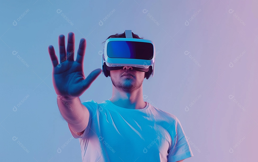 Homem americano com óculos VR jogando videogame com fundo sólido