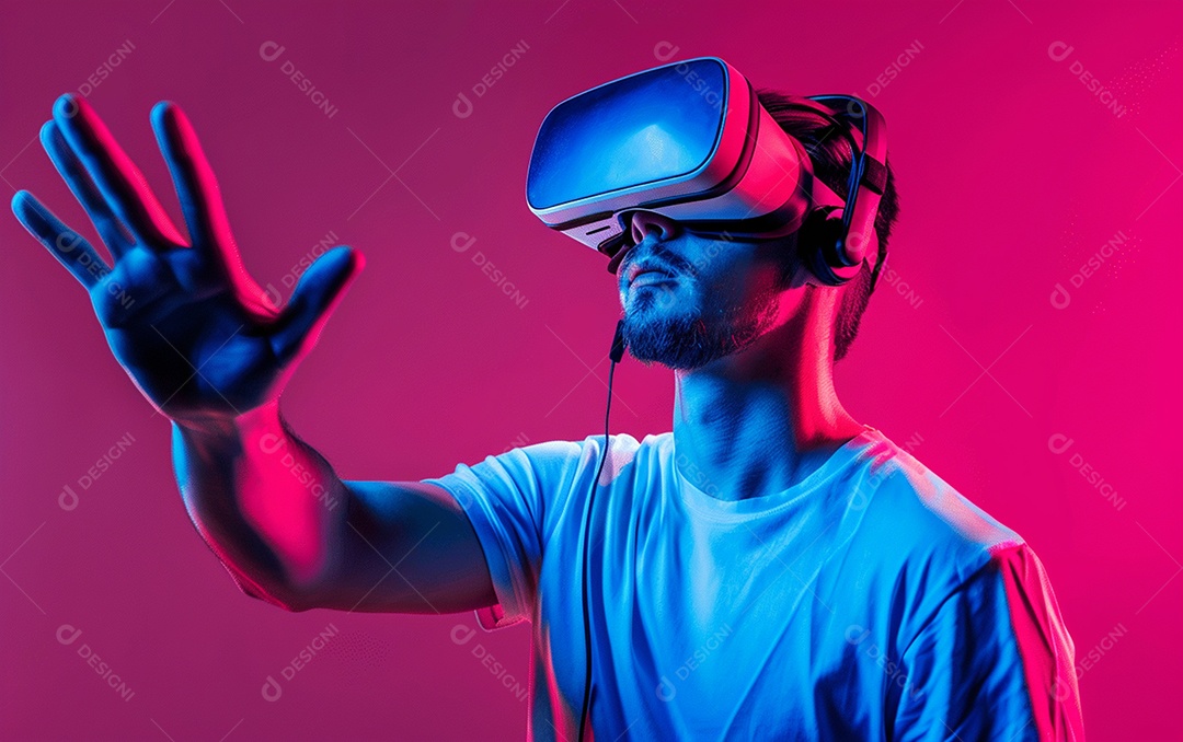 Homem americano com óculos VR jogando videogame com fundo sólido