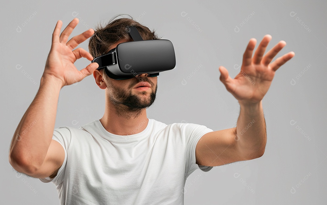 Homem americano com óculos VR jogando videogame com fundo sólido