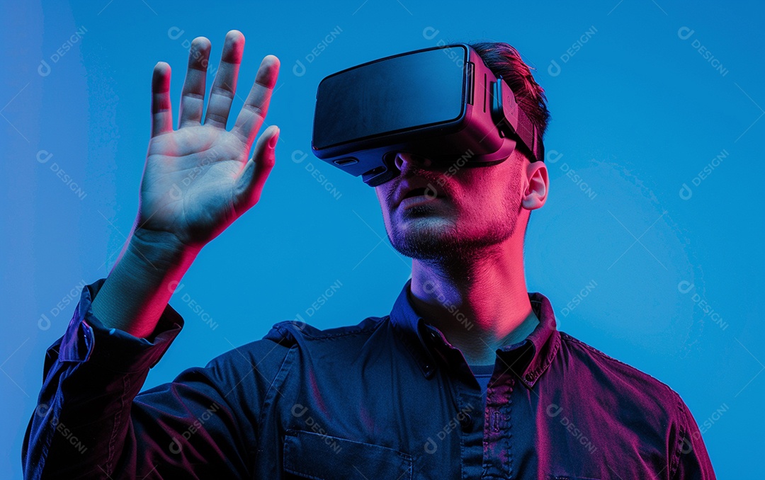 Homem americano com óculos VR jogando videogame com fundo sólido