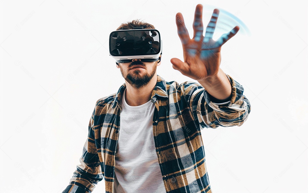 Homem americano com óculos VR jogando videogame com fundo sólido