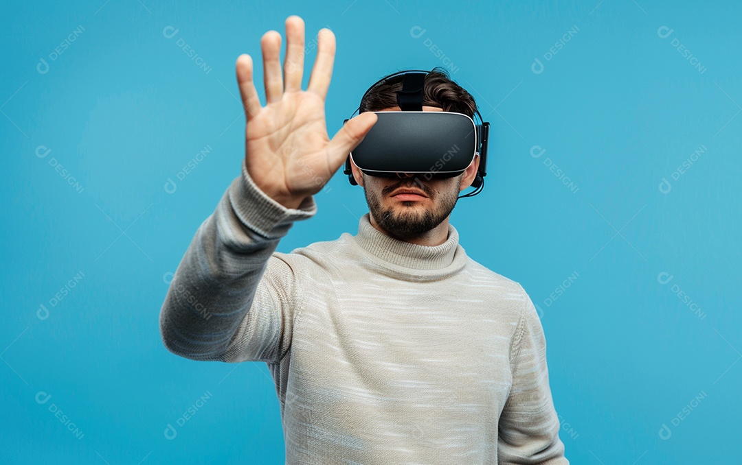 Homem americano com óculos VR jogando videogame com fundo sólido