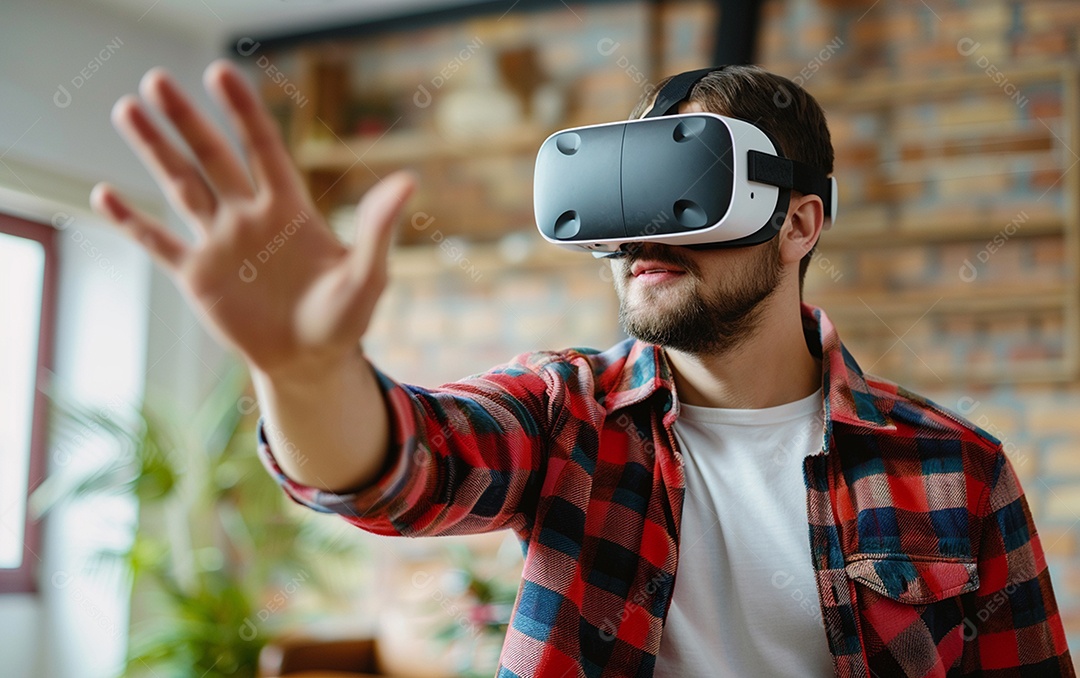 Homem americano com óculos VR jogando videogame com fundo sólido