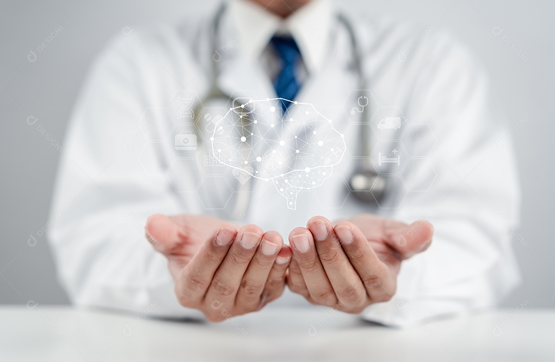 Médico em seu consultório fazendo consultas