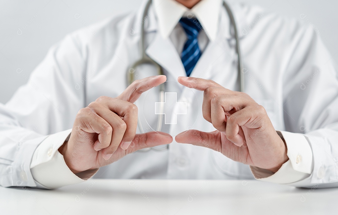 Médico em seu consultório fazendo consultas