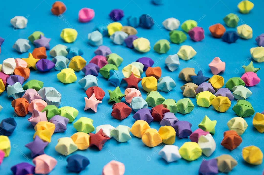 Papel dobrado em forma de estrela de 5 pontas multicolorida