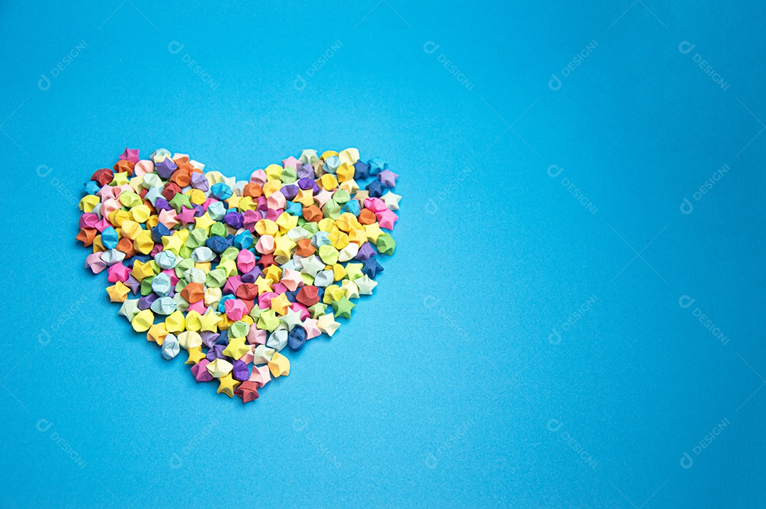 Papel dobrado em forma de estrela de 5 pontas multicolorida