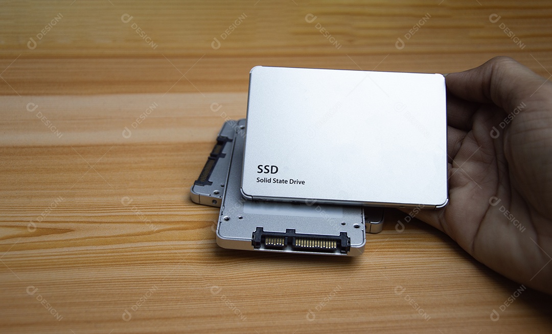 Unidade de disco SSD colocada na superfície de madeira