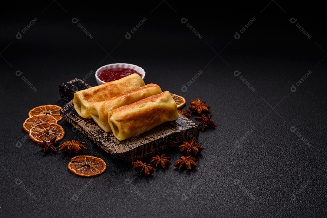 Deliciosos sanduíches nutritivos com manteiga de amendoim, geléia de morango sobre fundo escuro de concreto