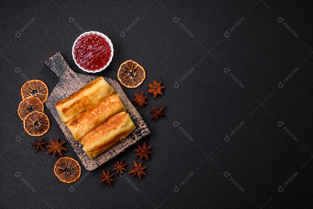 Deliciosos sanduíches nutritivos com manteiga de amendoim, geléia de morango sobre fundo escuro de concreto