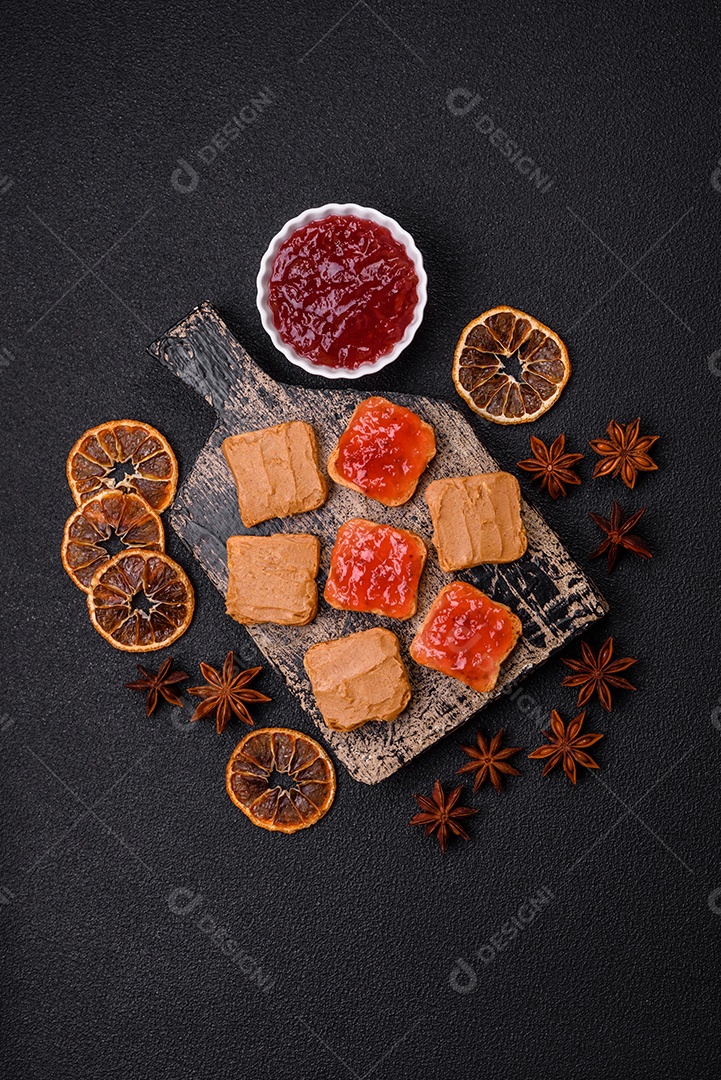 Deliciosos sanduíches nutritivos com manteiga de amendoim, geléia de morango sobre fundo escuro de concreto